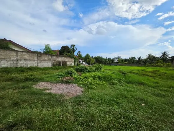 ຂາຍດິນເຂດຊຸມຊົນ ເຂົ້າທາງຂາມງອຍ 778 ຕາແມັດ